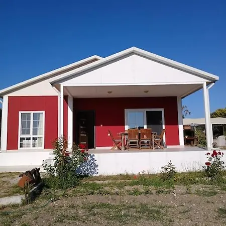 Meyve Bahceli Kirmizi Ev Ferienhaus