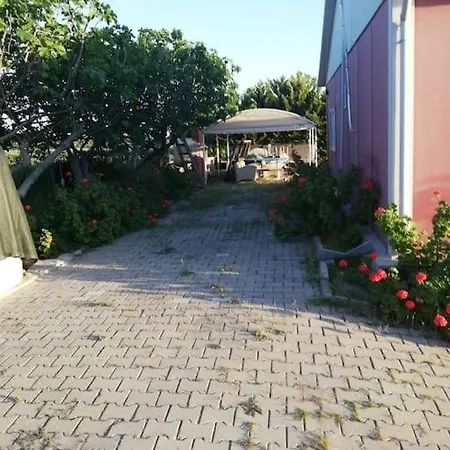 Meyve Bahceli Kirmizi Ev Casa de Férias