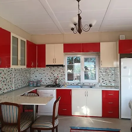 Holiday home Meyve Bahceli Kirmizi Ev